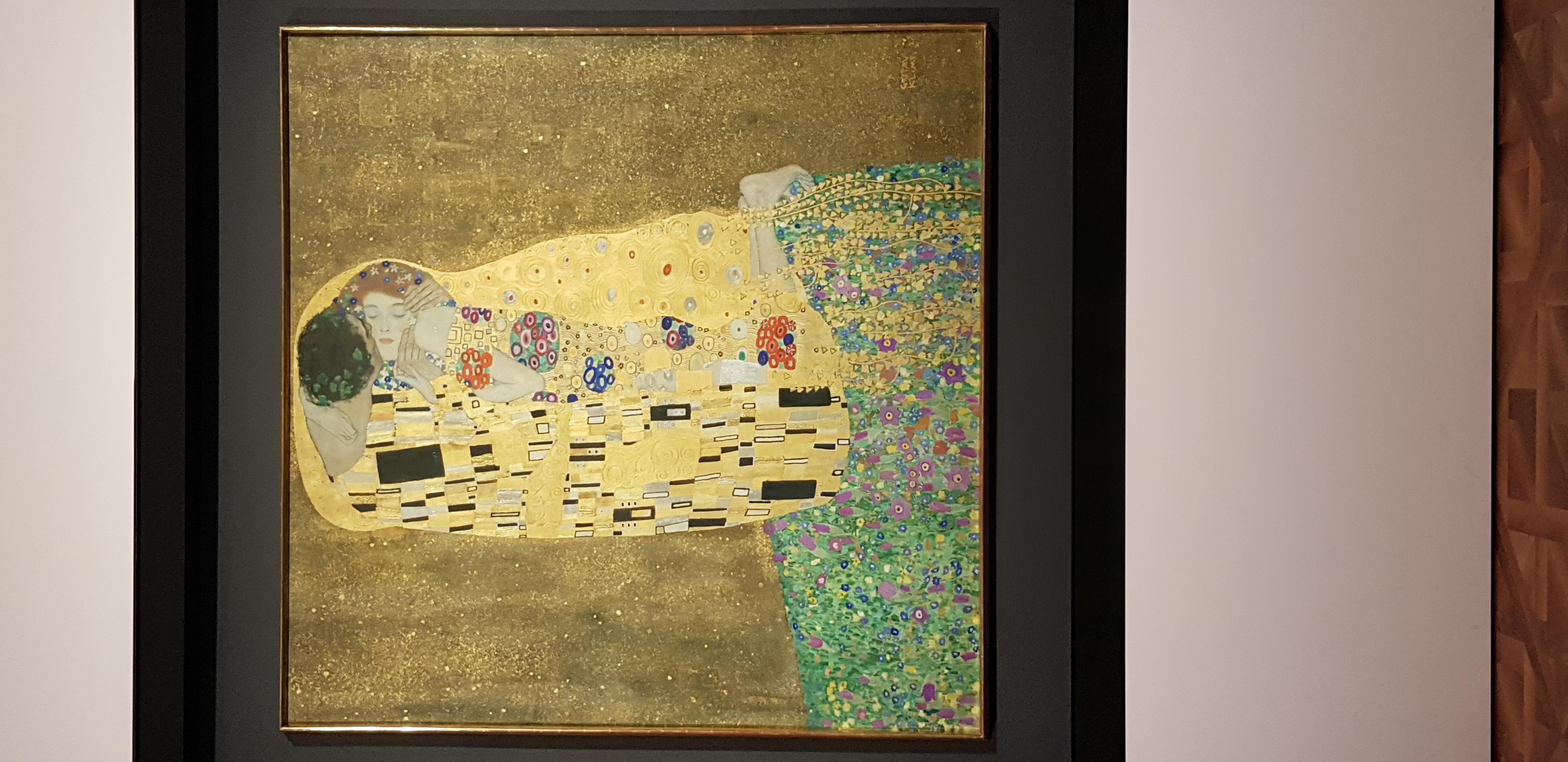 프라하의 성 과  구스타프 클림트  의  키스  를 보다